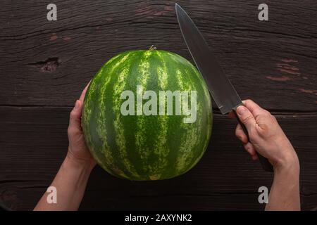 Hälfte, Messer, Obst, schneidet große, große Wassermelone, sommerlich warm Stockfoto