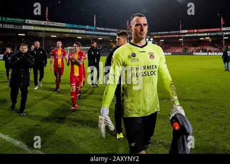 Deventer, Niederlande. Februar 2020. Deventer, Go Ahead Eagles - FC Utrechter, Football, KNVB Beker, National Cup Game, Saison 2019-2020, 13-2-2020, Stadium de Adelaarshorst, enttäuschte Go Ahead Spieler nach dem Spiel Go Ahead Eagles - FC Utrechter, Go Ahead Keeper Hobie Verhulst (R) Credit: Pro Shots/Alamy Live News Stockfoto