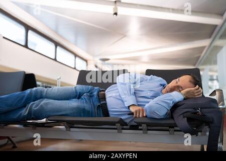 Verzögerter Flug. Mann Schläft Im Flughafenterminal Stockfoto