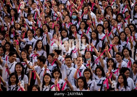 Manila, Metro Manila, Philippinen. Februar 2020. Tausende von Studenten und Dozenten nehmen an der Eine Milliarde Steigenden Kampagne Teil, die während des Valentinstages am St. Scholastica's College in Manila, Philippinen abgehalten wurde. Die Bewegung hat zum Ziel, Gewalt gegen Frauen zu beenden. Credit: Lisa Marie David/ZUMA Wire/Alamy Live News Stockfoto