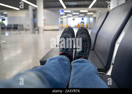 Verzögerter Flug. Mann Schläft Im Flughafenterminal Stockfoto