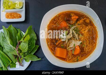 Vietnamesische traditionelle Steed-Beef-Reisnudel auf schwarzem Hintergrund Stockfoto