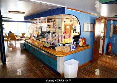 Sognefjord/Norwegen - 25. Juni 2012: Das Schiff auf der Bootstour auf Sognefjord und Aurlandsfjord, Norwegen Stockfoto