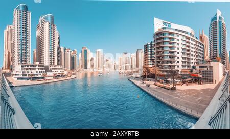 Panoramaaussicht auf den Jachthafen in Dubai mit zahlreichen Wolkenkratzern. Reiseziele in den VAE Stockfoto