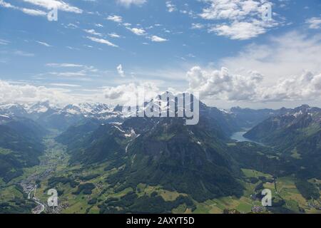 Blick vom Berg Schilt auf das glarnerlandtal und schneebedeckte Berge Stockfoto