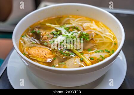 Schüssel mit köstlicher vietnamesischer Rindernudelsuppe - Bun Bo Stockfoto