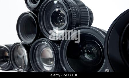 Sammlung von Kameralinsen, isoliert auf weißem Hintergrund. Stockfoto