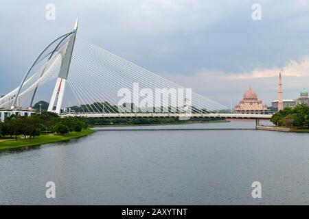 Blick auf die Seri-Wawasan-Brücke mit der Putra-Moschee und den Palast des Premierministers von Malaysia in Putrajaya, Malaysia. Stockfoto