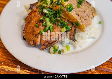 Vietnamesische Küche - gegrillter Schweinekotelett mit gebrochenem Reis, Com Tam Stockfoto