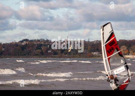 Tallinn, Estland - 18. Oktober 2008: Kitesurfer hoch springt mit Hilfe eines Segels über die Wellen und macht Tricks beim Aufprallen bei windig trübem Wetter. Stockfoto