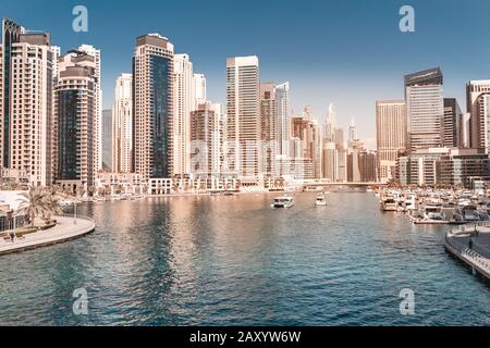 Panoramaaussicht auf den Jachthafen in Dubai mit zahlreichen Wolkenkratzern. Reiseziele in den VAE Stockfoto