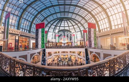 27. November 2019, VAE, Dubai: Panoramaaussicht auf das Innere der prächtigen Emirates Mall, dekoriert für die Feier des nationalen Tages Stockfoto