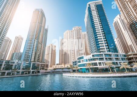 Panoramablick auf den Stadtteil Marina mit zahlreichen Wolkenkratzern und Hotels. Reiseziele im UAE-Konzept Stockfoto