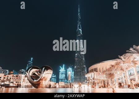 28. November 2019, VAE, Dubai: Panoramaaussicht auf das beleuchtete Burj Khalifa-Gebäude am Abend. Ich liebe Dubai Bildunterschrift mit eisernem Herzen Stockfoto