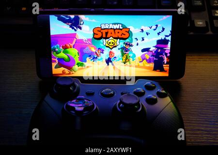 Kostanay, Kasachstan, 12. Februar 2020.Joystick und Handy mit dem Logo des beliebten Spiels Brawl Stars, aus Supercell Stockfoto