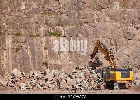 Bagger arbeiten an einem Steinbruch. Geologischen und mineralischen Ausgrabung Stockfoto