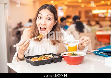 Asiatische Frau isst japanischen bento-lunchbox und Miso-Suppe in der Sushi-Bar Stockfoto