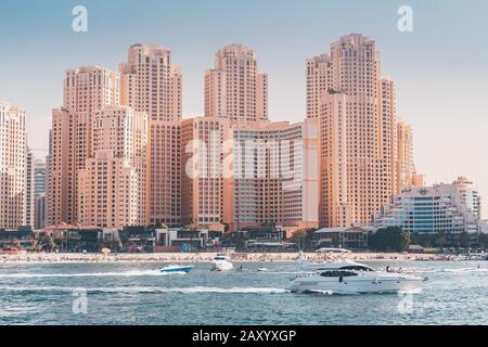 29. November 2019, VAE, Dubai: Zahlreiche Wolkenkratzer Wohnhäuser und Wohnungen und Hotels am Persischen Golf in Dubai. Immobilienkonzept Stockfoto