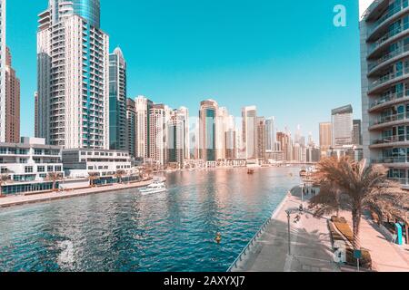 Panoramaaussicht auf den Jachthafen in Dubai mit zahlreichen Wolkenkratzern. Reiseziele in den VAE Stockfoto