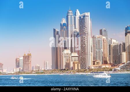Blick auf das Stadtbild der Wolkenkratzer in Dubai - Hotels und Apartmentgebäude. Immobilien im Konzept des Persischen Golfes. Elite Resort in den Vereinigten Arabischen Emiraten Stockfoto