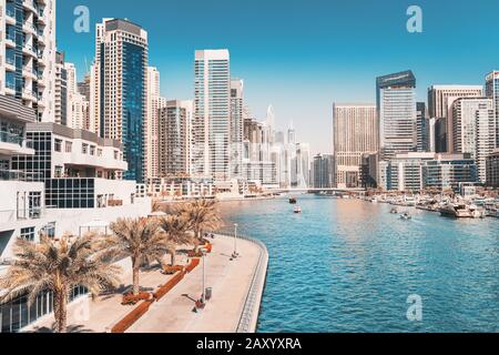 Panoramaaussicht auf den Jachthafen in Dubai mit zahlreichen Wolkenkratzern. Reiseziele in den VAE Stockfoto