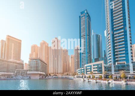 Panoramablick auf den Stadtteil Marina mit zahlreichen Wolkenkratzern und Hotels. Reiseziele im UAE-Konzept Stockfoto