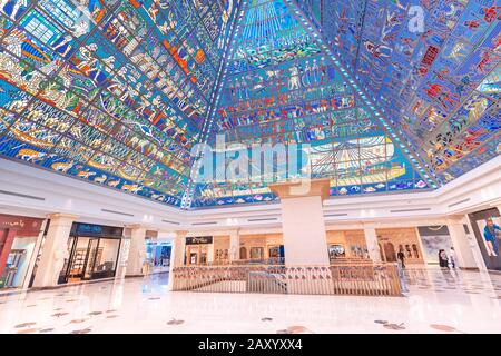 30. November 2019, Dubai, VAE: Interieur im Stil des alten Ägypten mit Pyramide und Statue des Pharaos in der berühmten Wafi Mall in Dubai Stockfoto