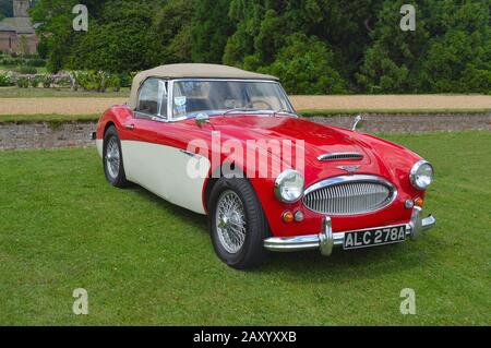 Safron WALDEN, ESSEX, ENGLAND - 21. JUNI 2015: Klassischer Austin Healey 3000 MkII in einer Oldtimer-Show. Stockfoto