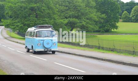 Safron WALDEN, ESSEX, ENGLAND - 21. JUNI 2015: Klassischer Vw-Wohnmobil in Hellblau und Weiß auf der Landstraße. Stockfoto
