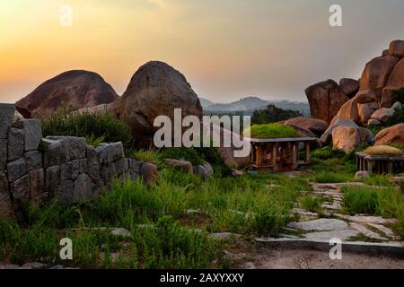 Alte Ruinen von Hampi am Sonnenuntergang. Indien Stockfoto