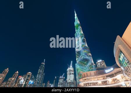 November 2019, Vereinigte Arabische Emirate, Dubai: Das höchste Gebäude der Welt - Burj Khalifa, nachts beleuchtet in der Nähe des Pools Stockfoto