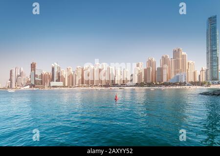 Zahlreiche Wolkenkratzer Wohnhäuser und Wohnungen und Hotels am Persischen Golf in Dubai. Immobilienkonzept Stockfoto