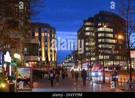 Berlin, Deutschland. Februar 2020. Die Friedrichstraße am Abend mit Blick auf das Hotel Melia (l-r), den Bahnhof Friedrichstraße und das Gebäude Spreedreieck. Kredit: Jens Kalaene / dpa-Zentralbild / ZB / dpa / Alamy Live News Stockfoto