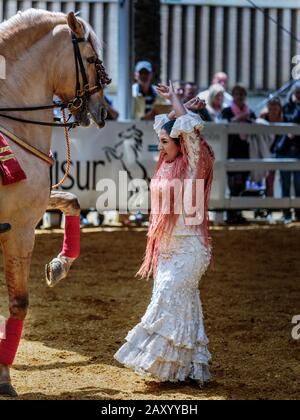 Frau Flamenco-Tänzerin mit Pferd, Jerez Horse Fair (Feria de Caballo), Jerez de la Frontera, Andalusien, Spanien Stockfoto