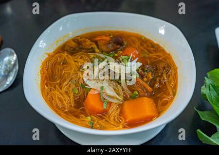 Schüssel mit vietnamesischen geschmorten Reis-Nudeln im Restaurant Stockfoto