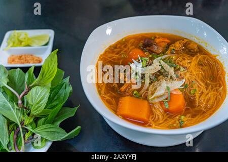 Vietnamesen haben Rinderreis-Nudeln und Karotten gebastelt - Bo Kho Stockfoto