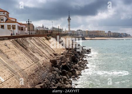 Blick entlang der Küste und der Meeresmauer, Campo del sur Promenade, Cádiz, Andalusien, Spanien. Stockfoto
