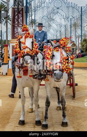 Traditionelle, dekorierte Pferdekutsche, Pferdemesse Jerez (Feria de Caballo), Jerez de la Frontera, Provinz Cádiz, Andalusien, Spanien Stockfoto