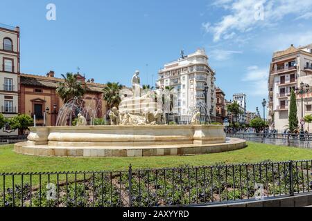 Der Wasserbrunnen von Hispalis mit nereiden Meeresnymphen in der Nähe von Puerta de Jerez ( Jerez Tor) in Sevilla, Spanien Stockfoto