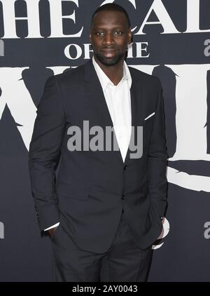 Los Angeles, USA. Februar 2020. Omar Sy kommt am Donnerstag, 13. Februar 2020, im El Capitan Theatre in Hollywood, CA, in den 20th Century Studios an. (Foto Von Sthanlee B. Mirador/Sipa USA) Kredit: SIPA USA/Alamy Live News Stockfoto