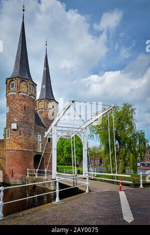 Oostport (östliches Tor) von Delft in der Nacht. Delft, Niederlande Stockfoto