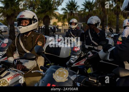 Vor der Adresse des Staates der Nation 2020 von Präsident Cyril Ramaphosa im südafrikanischen Parlament in Kapstadt parieren montierte Polizeibeamte Stockfoto