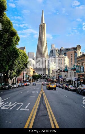 Blick über die Columbus Avenue zum Transamerica Pyramid Hochhaus, San Francisco, Kalifornien, USA Stockfoto