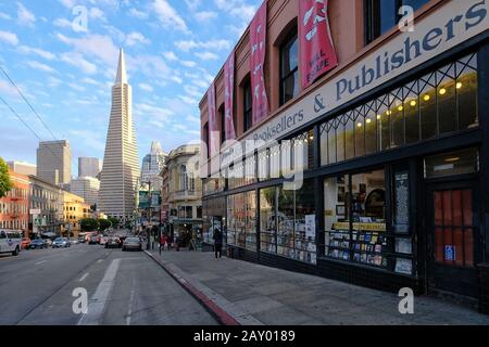 Blick über die Columbus Avenue zum Transamerica Pyramid Hochhaus und zur legendären City Lights Buchhandlung San Francisco, Kalifornien, USA Stockfoto