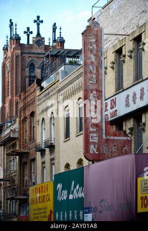Alte Werbung in Chinatown, San Francisco, Kalifornien, USA Stockfoto