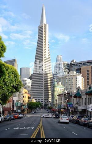 Blick über die Columbus Avenue zum Transamerica Pyramid Hochhaus, San Francisco, Kalifornien, USA Stockfoto