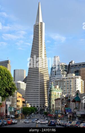 Blick über die Columbus Avenue zum Transamerica Pyramid Hochhaus, San Francisco, Kalifornien, USA Stockfoto