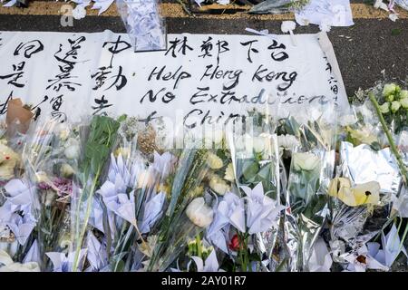 Hongkong, China: 16. Juni 2019. Botschaften unter den Blumen in einer Gedenkstätte im Einkaufszentrum Pacific Place in der Admiralität an einen Protestler namens Regenmantel Stockfoto