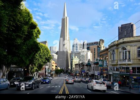 Blick über die Columbus Avenue zum Transamerica Pyramid Hochhaus, San Francisco, Kalifornien, USA Stockfoto