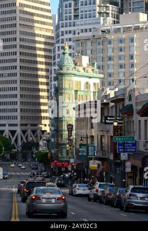 Blick über die Columbus Avenue zum Transamerica Pyramid Hochhaus, San Francisco, Kalifornien, USA Stockfoto